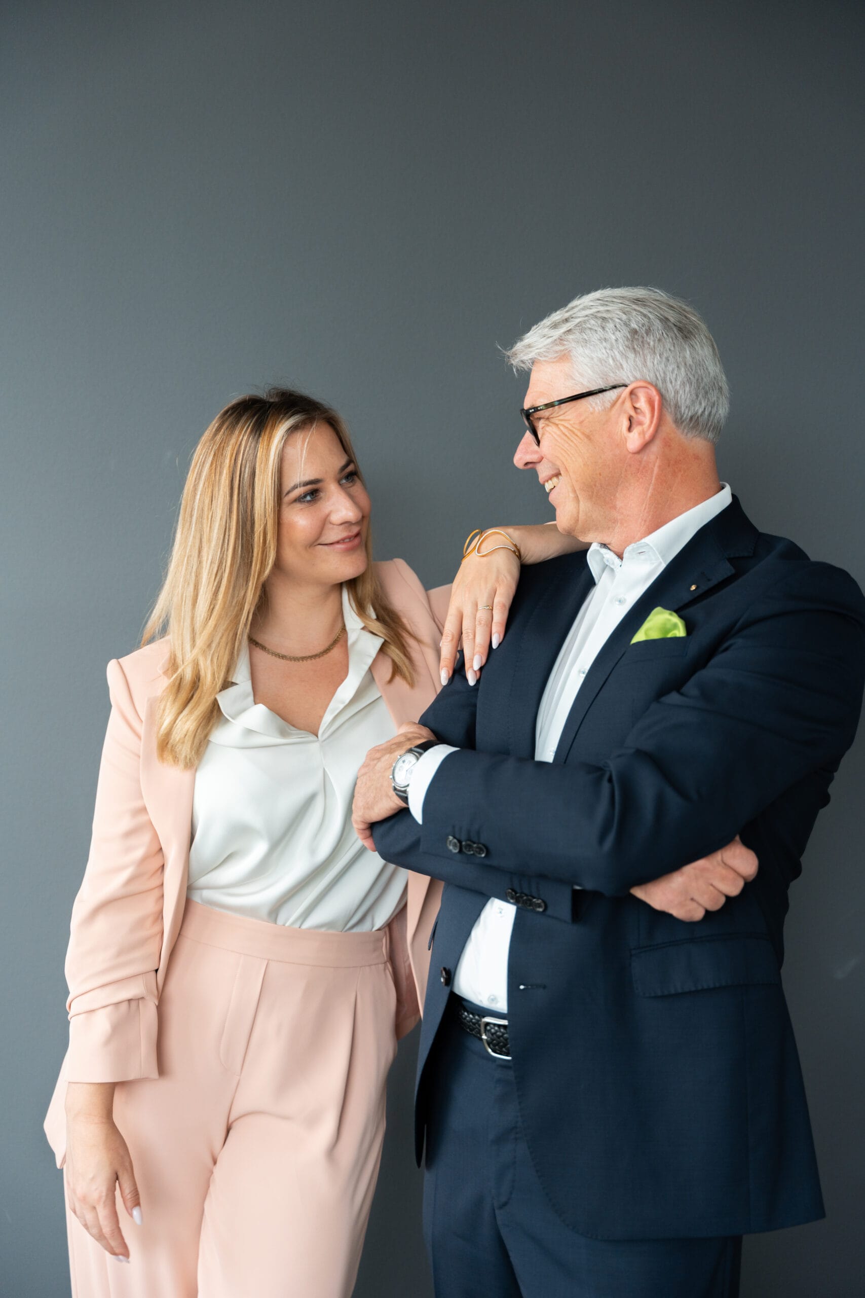 Lisa Schlütter und Klaus Tisson, Geschäftsführung von XHoch3, im Austausch über strukturierte und rechtssichere betriebliche Vorsorgelösungen