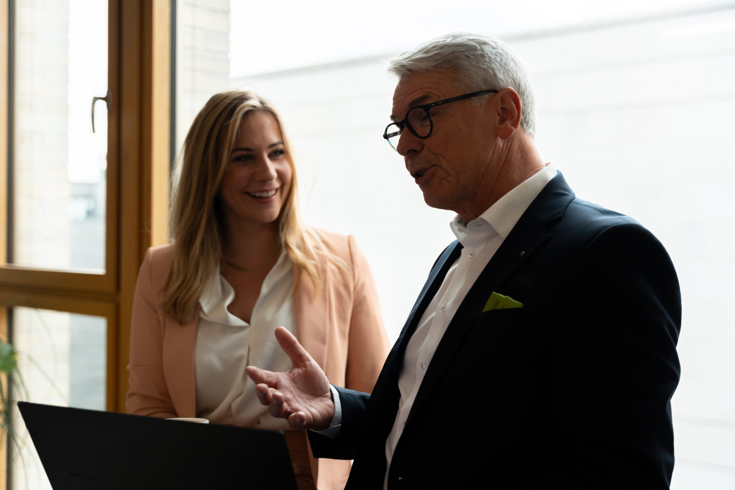 Lisa Schlütter und Klaus Tisson, Geschäftsführung von XHoch3, im Beratungsgespräch zur strukturierten Entscheidungsfindung in der betrieblichen Vorsorge