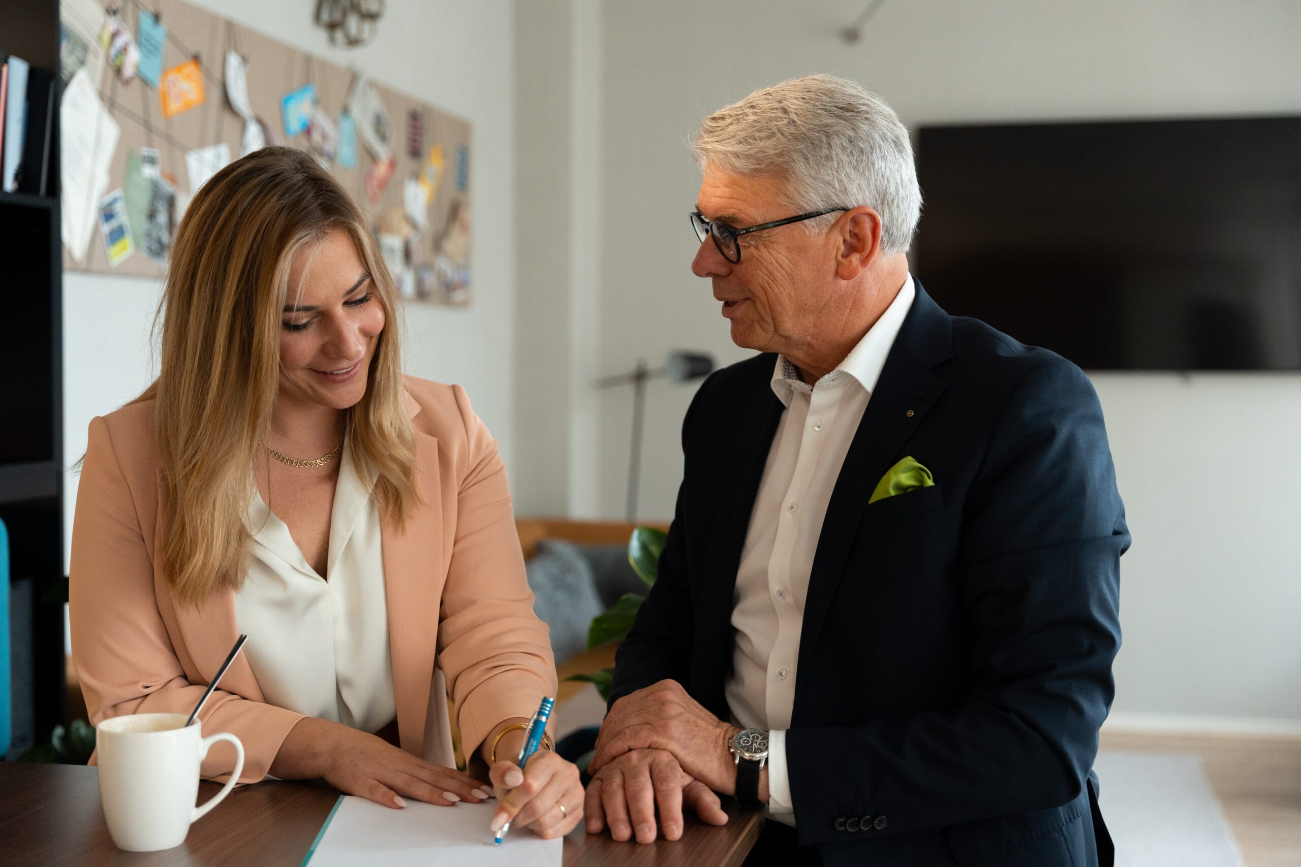 Lisa Schlütter und Klaus Tisson von XHoch3 besprechen gemeinsam eine konkrete Beratungslösung und halten Entscheidungen schriftlich fest