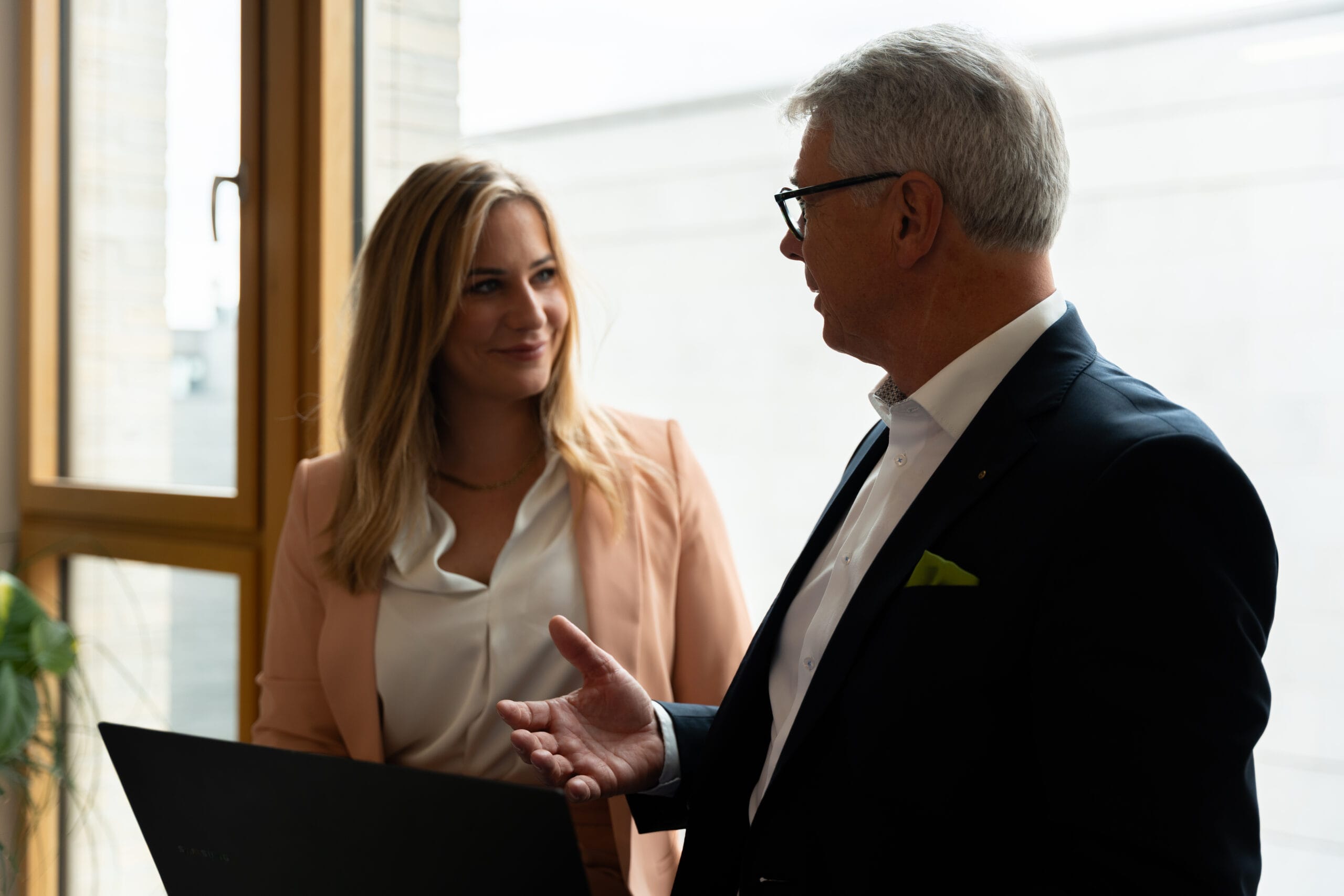 Lisa Schlütter und Klaus Tisson, Geschäftsführung von XHoch3, im Beratungsgespräch mit Fokus auf klare Prozesse und rechtssichere Vorsorgestrukturen