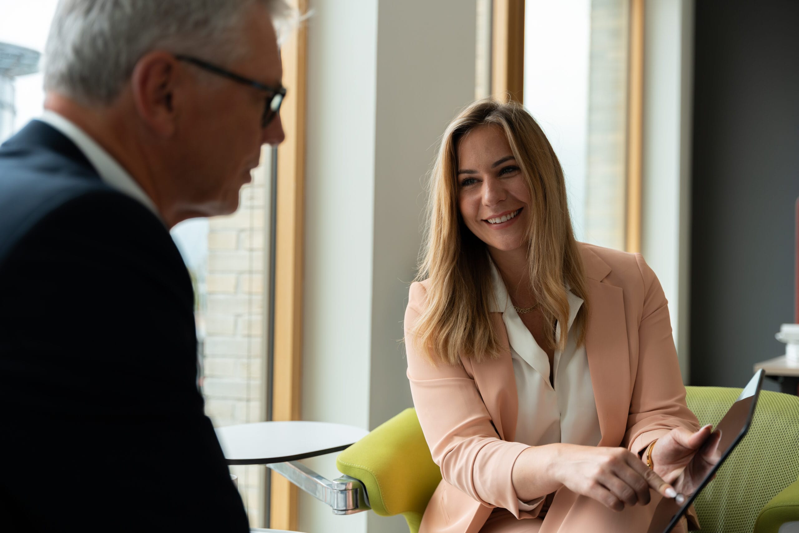 Lisa Schlütter, Geschäftsführerin von XHoch3, im Dialog mit Fokus auf Analyse und strukturierte betriebliche Vorsorge